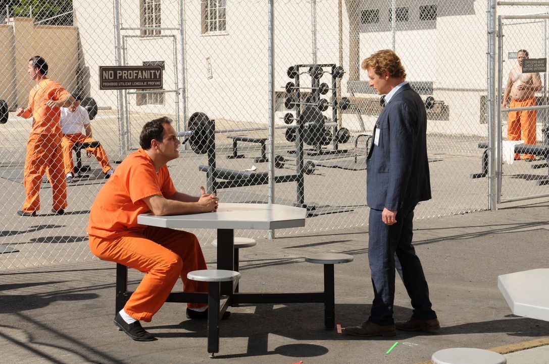 Jared (Todd Stashwick, l.), Sohn aus gutem Hause, sitzt wegen Mordes in Haft. Er will, dass Patrick (Simon Baker, r.) seine Unschuld beweist. Im Geg... - Bildquelle: Warner Bros. Television