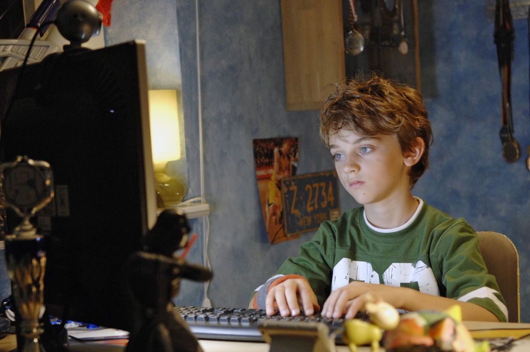 Oliver (Joel Eisenblätter) schaut in seinem Computer Videos von sich und seinem verstorbenen Vater an. - Bildquelle: Claudius Pflug Sat.1