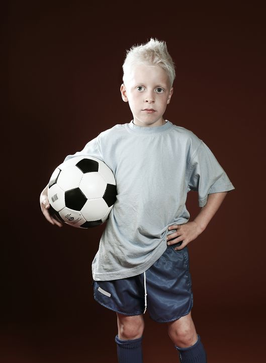 junge-mit-fussball-elterntraeume-MEV-Verlag-GmbH - Bildquelle: MEV-Verlag GmbH