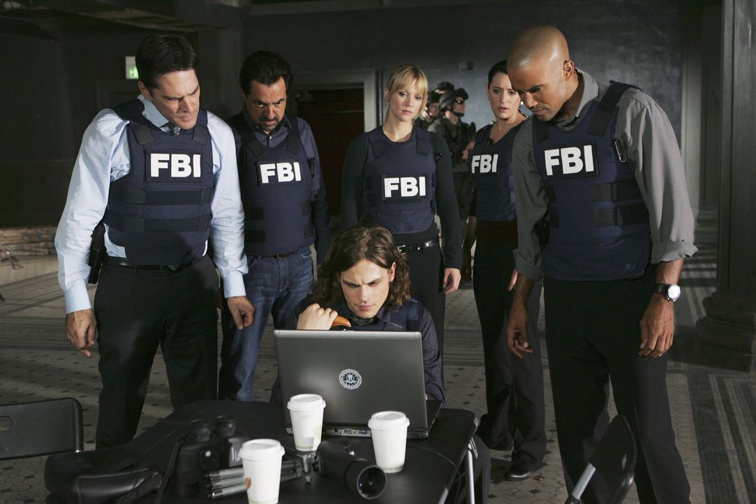 Versuchen mit Hochdruck, den Reaper George Foyet zu stoppen: Hotch (Thomas Gibson, l.), Rossi (Joe Mantegna, 2.v.l.), Reid (Matthew Gray Gubler, vor... - Bildquelle: Touchstone Television