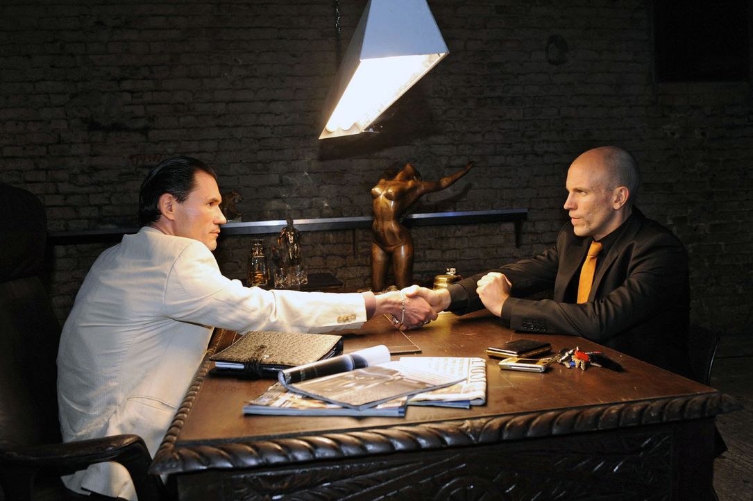 Gerrit sucht sich Hilfe in der Unterwelt... v.l.n.r.: Igor (Dimitri Bilov), Gerrit (Lars Löllmann) - Bildquelle: Sat.1