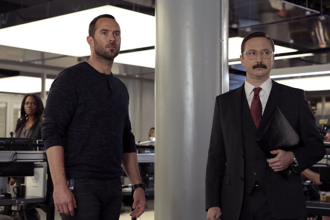 Der knallharte Revisionsleiter Thomas Fischer (John Hodgman, r.) rückt im New Yorker FBI Büro an, um einen Maulwurf zum Schweigen zu bringen, währen... - Bildquelle: Warner Brothers