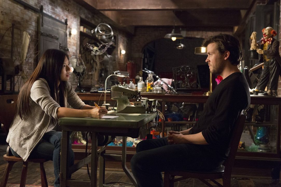 Cameron (Jack Cutmore-Scott, r.) glaubt nicht an hellseherische Fähigkeiten, unterzieht sich aber dennoch einer Sitzung mit Vivian Song (Christine K... - Bildquelle: Warner Bros.