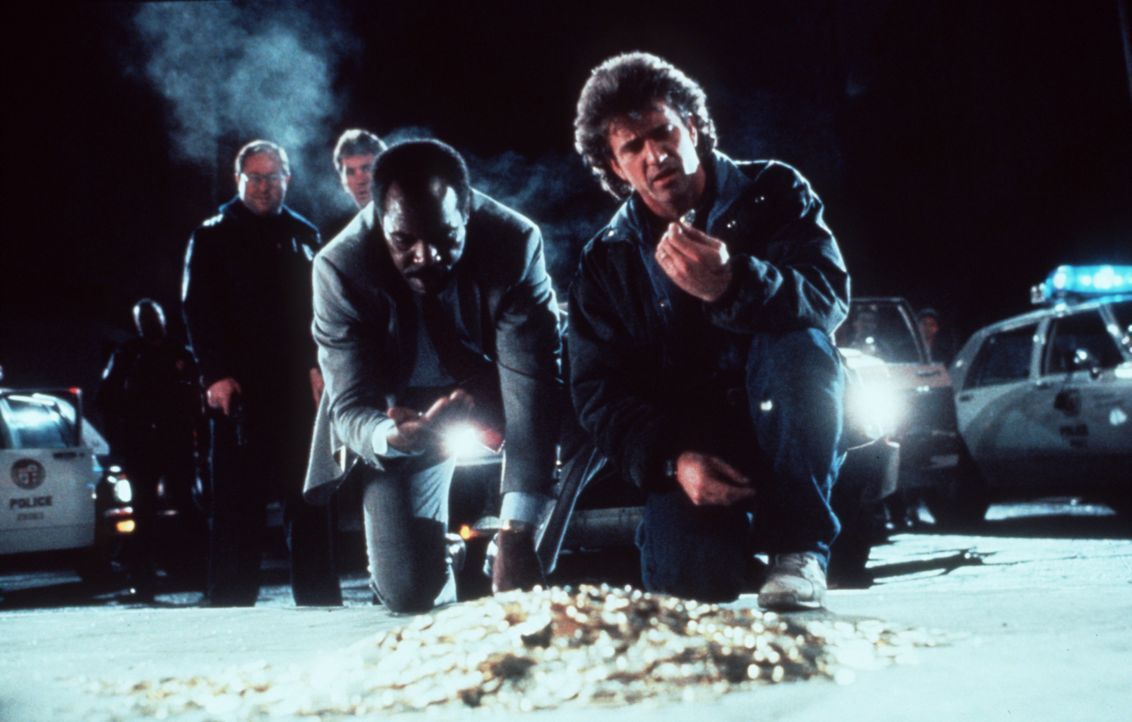 Als die Cops Murtaugh (Danny Glover, 2.v.r.) und Riggs (Mel Gibson, r.) bei einer Verfolgungsjagd die halbe Stadt in Schutt und Asche legen, erwarte... - Bildquelle: Warner Brothers International