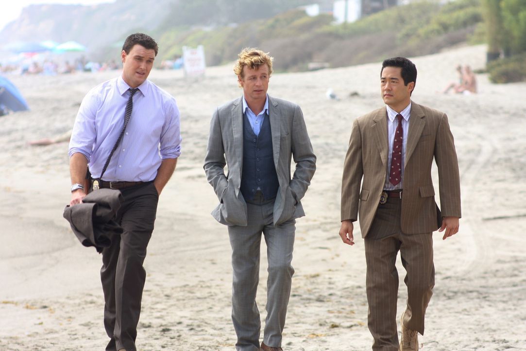 Als die Leiche eines Mädchen am Strand gefunden wird, werden Patrick Jane (Simon Baker, M.) und seine Kollegen Wayne Rigsby (Owain Yeoman, l.) und... - Bildquelle: Warner Bros. Television