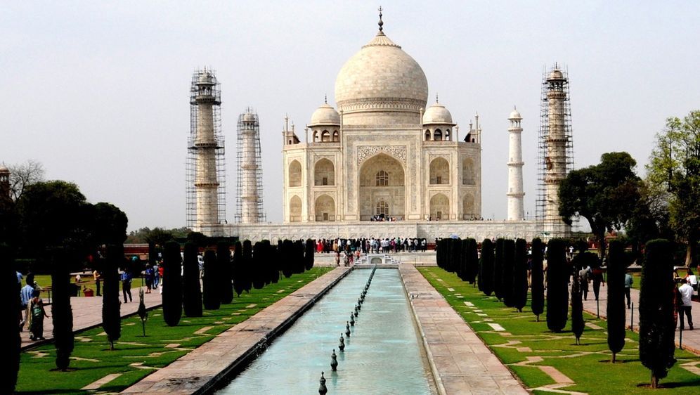 Das Gerüst am Taj Mahal bleibt