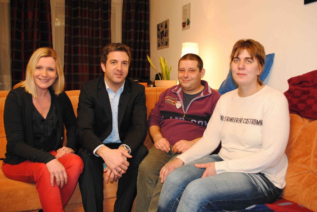 Gemeinsam mit dem Mietrechtsexperten Jochen Hoffmann (2.v.l.) will Barbara Eligmann (l.) den Vermieter von Familie Lenz mit den unzumutbaren Zustän... - Bildquelle: SAT.1