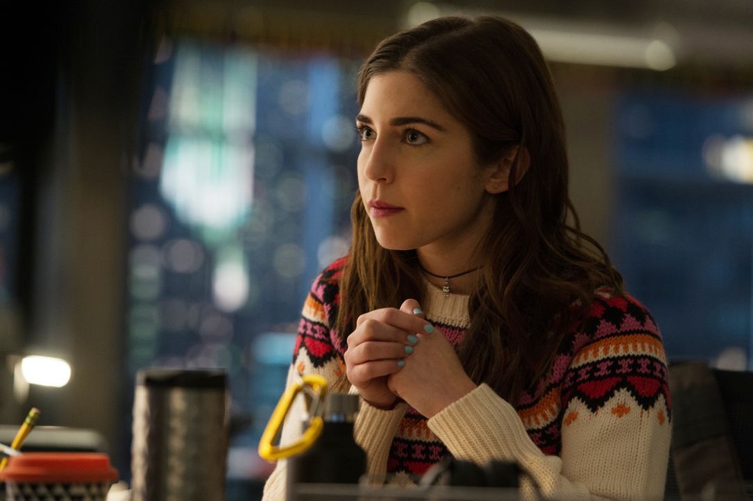 Cable (Annabelle Attanasio) sucht in Withrows E-Mails nach schriftlichen Hinweisen, dass Withrow wissentlich das Risiko des Konstruktionsfehlers in... - Bildquelle: Jojo Whilden 2016 CBS Broadcasting, Inc. All Rights Reserved