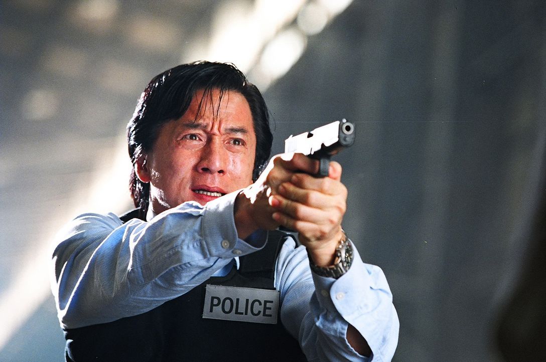 Seit Inspektor Wing (Jackie Chan) vor einem Jahr mit seiner Mannschaft in einen Hinterhalt gelockt wurde - dessen einziger Überlebender er war - pla... - Bildquelle: E.M.S.