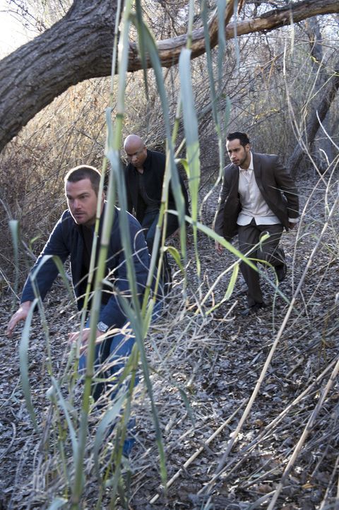 Während Granger sich auf ein Treffen mit dem ersten IS-Informanten auf amerikanischen Boden vorbereitet, werden Callen (Chris O'Donnell, l.) und Sam... - Bildquelle: CBS Studios Inc. All Rights Reserved.