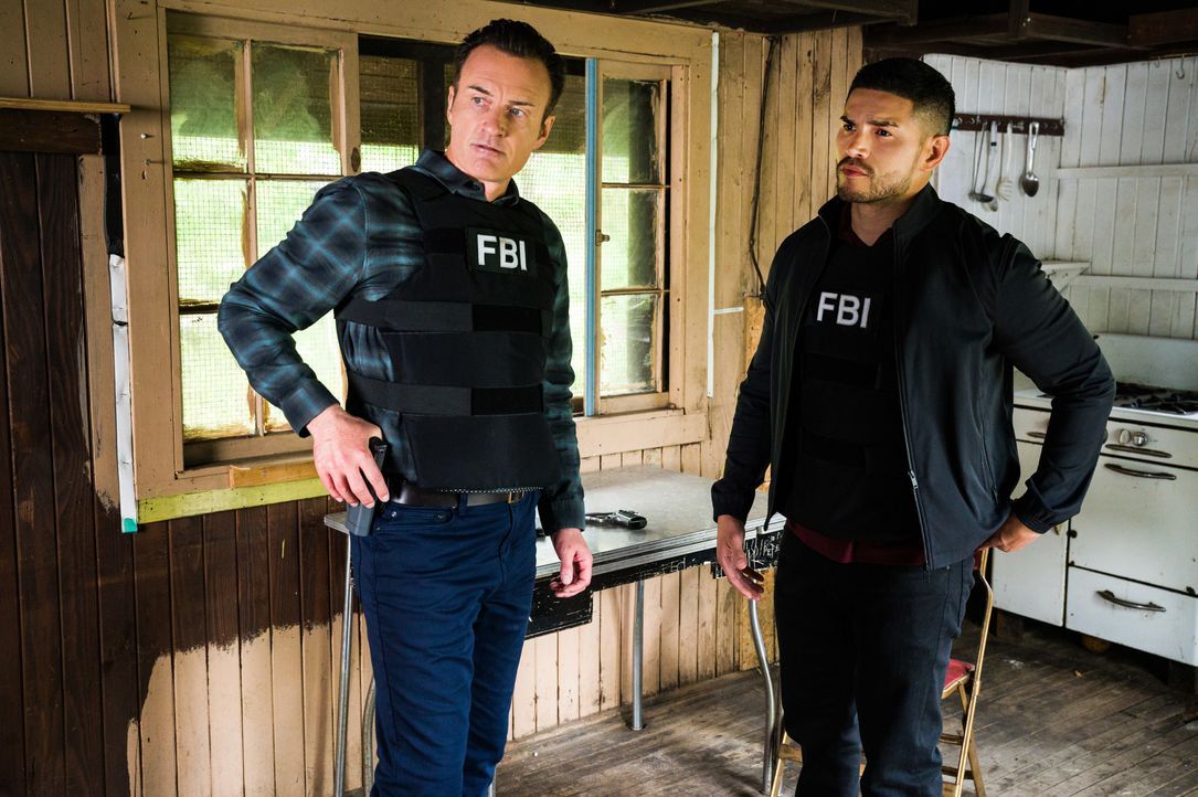 Jess LaCroix (Julian McMahon, l.); Ivan Ortiz (Miguel Gomez, r.) - Bildquelle: Mark Schafer 2020 CBS Broadcasting Inc. All Rights Reserved. / Mark Schafer