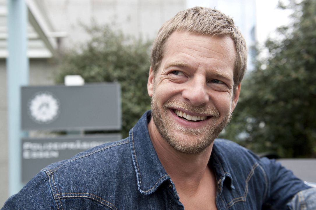 (3. Staffel) - Alles was er braucht, beherrscht er auch - und die Wäsche macht ihm Uschi: Mick (Henning Baum) ... - Bildquelle: Martin Rottenkolber SAT.1