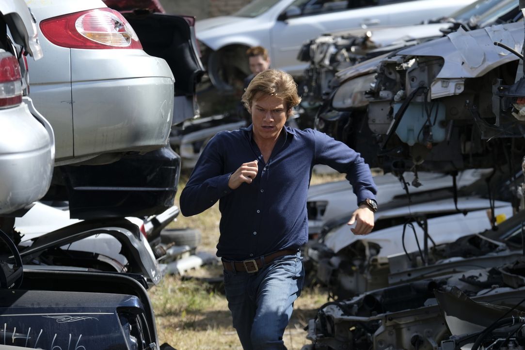 Versucht seinem Auftragskiller zu entkommen und ihn gleichzeitig zu schnappen: Angus "Mac" MacGyver (Lucas Till.) ... - Bildquelle: 2016 CBS Broadcasting, Inc. All Rights Reserved