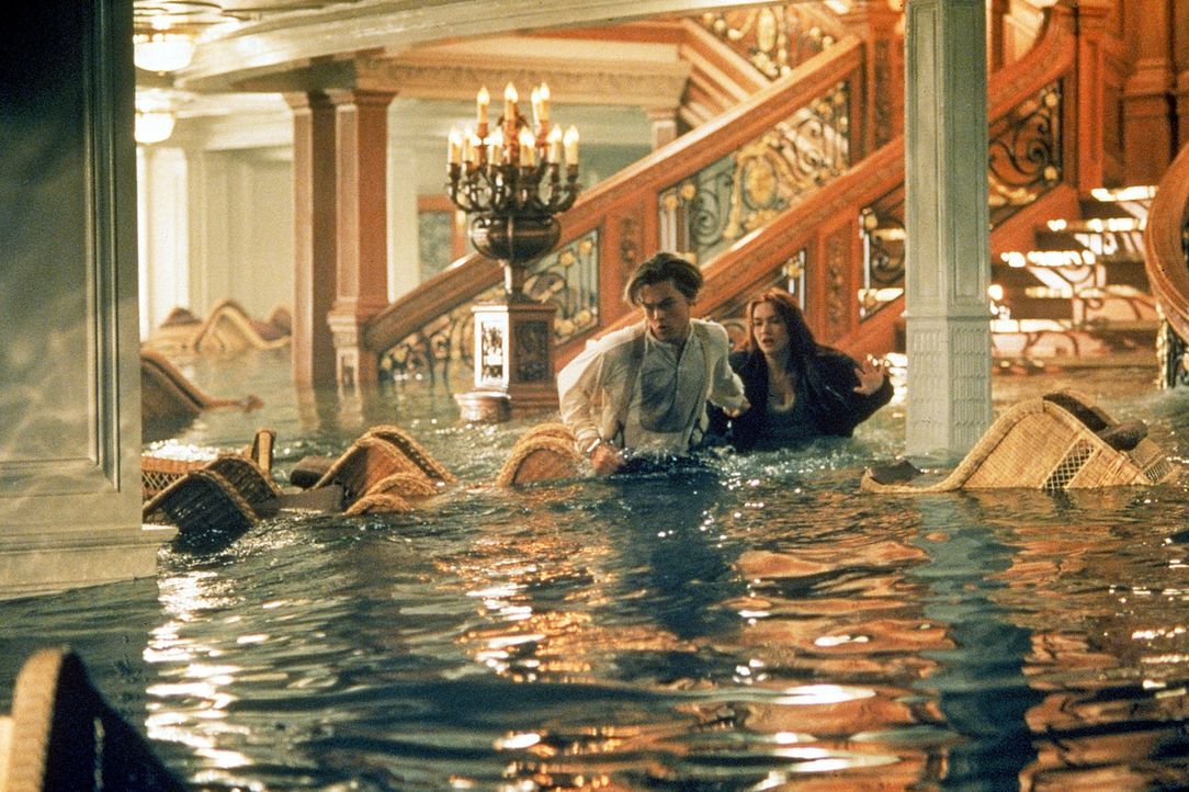 Während die Titanic sinkt, wird Jack (Leonardo DiCaprio, l.) des Diebstahls bezichtigt und unter Arrest gestellt. Rose (Kate Winslet, r.) sagt sich... - Bildquelle: 20th Century Fox