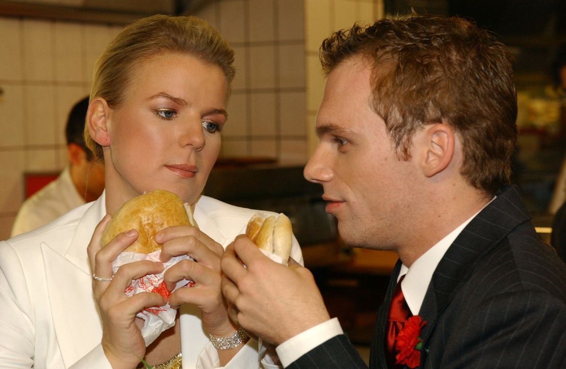 Mirja (Mirja Boes, l.) und Ralf (Ralf Schmitz, r.) beim Hochzeitsessen der ...