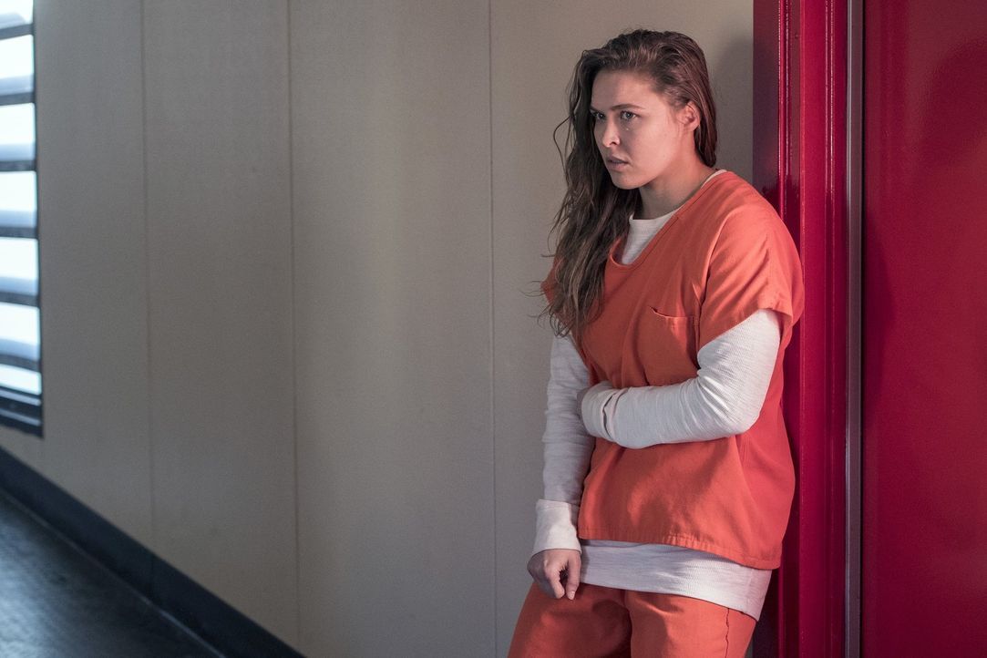 Weil Devon Penberthy (Ronda Rousey) Waffen über die Staatsgrenze schmuggeln wollte, sitzt sie nun im Gefängnis und gerät hier an ihre Grenzen ... - Bildquelle: 2016 Warner Brothers