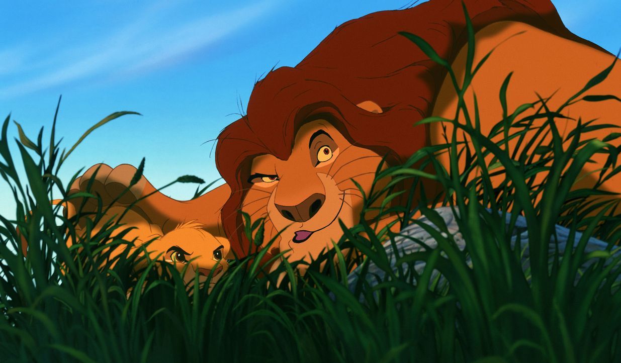 Mufasa (r.) kann seinem Sohn Simba (l.) noch einiges beibringen ... - Bildquelle: Disney