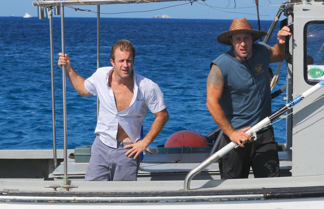 Eigentlich sollte es ein kleiner Angelausflug werden, doch das Boot von Steve (Alex O'Loughlin, r.) und Danny (Scott Caan, l.) gekidnappt und sie we... - Bildquelle: 2012 CBS Broadcasting, Inc. All Rights Reserved.