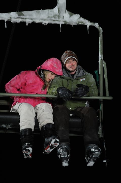 Verzweiflung macht sich breit: Joe (Shawn Ashmore, r.) und Parker (Emma Bell, l.) müssen die Nacht im Lift verbringen. Erst bei Tageslicht wollen si... - Bildquelle: Fred Hayes Frostbite Features, Inc.
