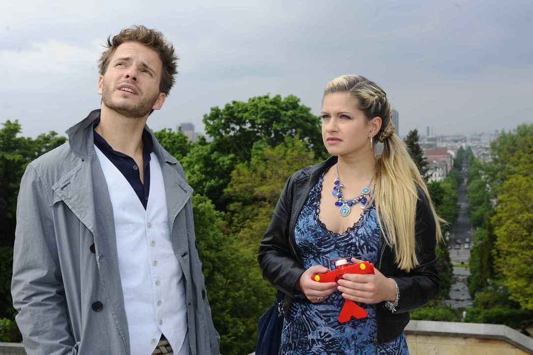 Mia (Josephine Schmidt, r.) ist fassungslos, als sie erkennt, dass Enrique (Jacob Weigert, l.) Toni ist. - Bildquelle: SAT.1