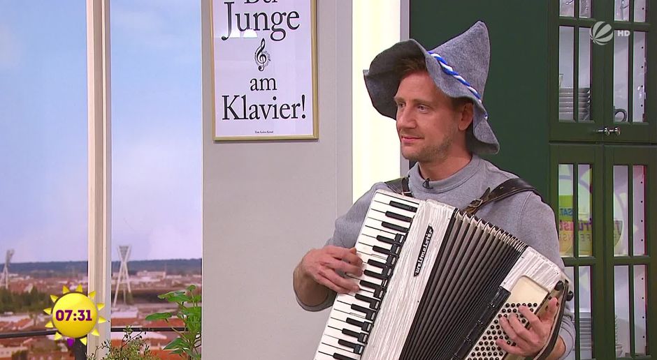 Fruhstucksfernsehen Video Lukas Veranstaltet Die Fruhstucksfernsehen Wiesn Sat 1