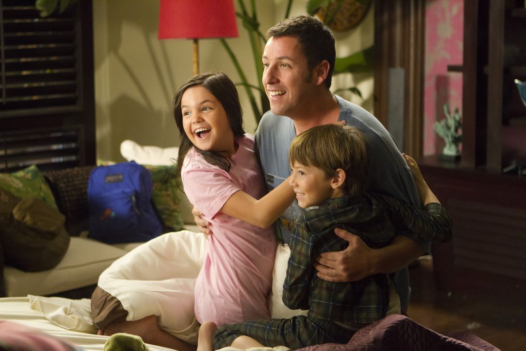 Als sich Danny (Adam Sandler, M.) immer weiter in seinen Lügen verstrickt, muss er auch Katherines Kinder Maggie (Bailee Madison, l.) und Michael (... - Bildquelle: 2011 Columbia Pictures Industries, Inc. All Rights Reserved.