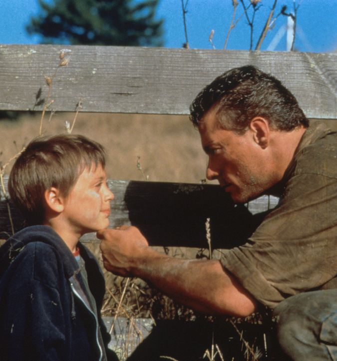 Sam Gillen (Jean-Claude van Damme, l.) beschützt den kleinen Mookie (Kieran Culkin, r.) vor den Gangstern ... - Bildquelle: Columbia Pictures Corporation