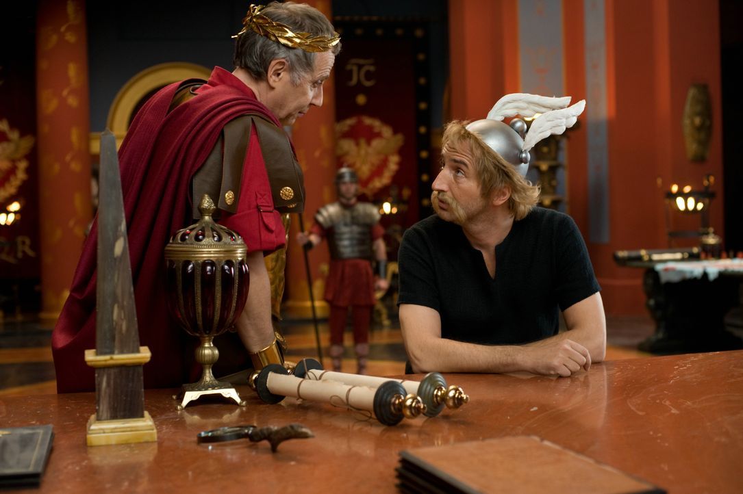 Julius Cäsar (Fabrice Luchini, l.); Asterix (Edouard Baer, r.) - Bildquelle: LEONINE Studios