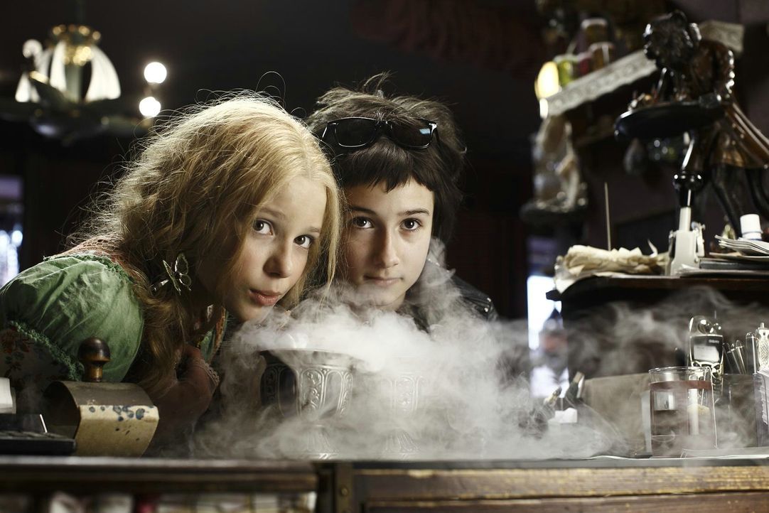 Als die Vampirschwestern Silvania (Marta Martin, l.) und Dakaria (Laura Roge, r.) erfahren, dass der Zauberer Ali Bin Schick eine Möglichkeit hat, i... - Bildquelle: 2012 Sony Pictures Television, Inc. All Rights Reserved.