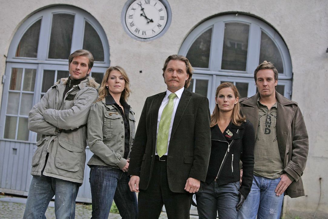 Ingo Lenßen (M.) mit den Ermittlern Sebastian Thiele (l.), Katja Hansen (2.v.l.), Sandra Nitka (2.v.r.) und Christian Storm (r.) - Bildquelle: Sat.1