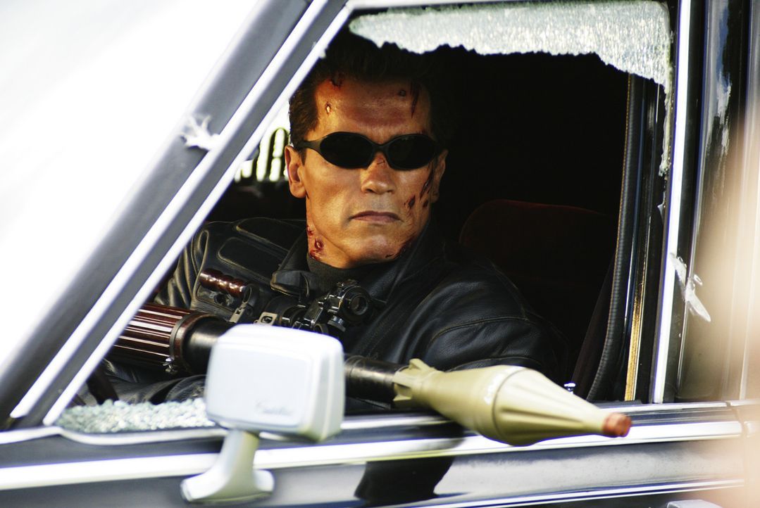 Für John, Kate und T-800 (Arnold Schwarzenegger) bleibt nur wenig Zeit, um die Welt vor der erbarmungslosen T-X zu retten ... - Bildquelle: 2004 Sony Pictures Television International. All Rights Reserved.