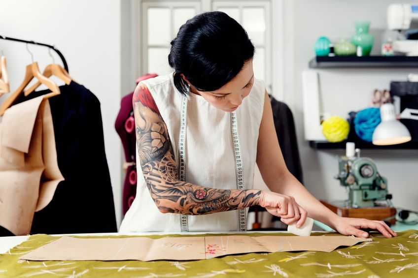 10_TattooFrauNäherin - Bildquelle: ClarkandCompany