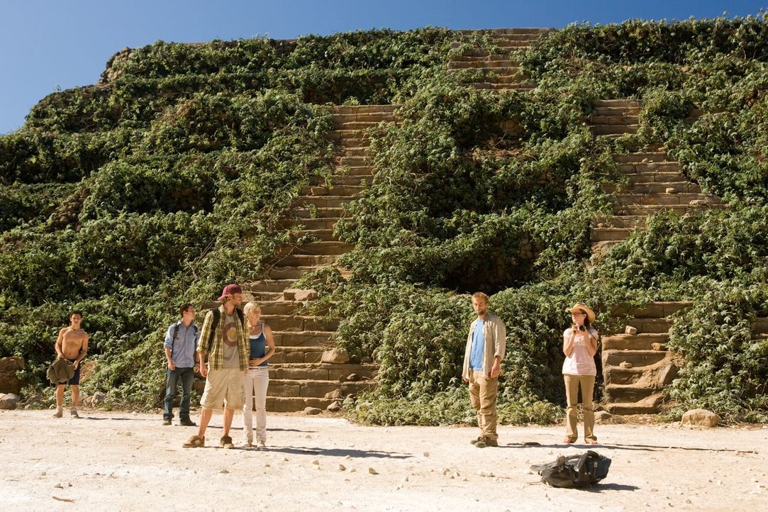 Der deutsche Urlauber Matthias (Joe Anderson, 2.v.r.) bittet die vier amerikanischen Touristen Amy (Jena Malone, r.), Stacy (Laura Ramsey, 4.v.l.),... - Bildquelle: Vince Valitutti 2008 DreamWorks LLC. All Rights Reserved.