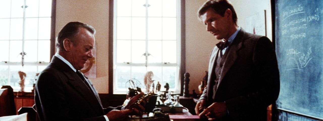 Von seinem Abenteuer vor der Küste Portugals erfolgreich zurückgekehrt in sein Klassenzimmer, kann Indiana (Harrison Ford, r.) endlich das Kreuz C... - Bildquelle: Paramount Pictures