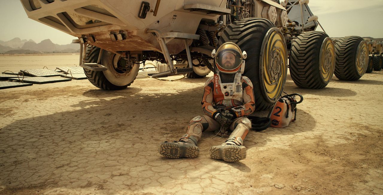 Während sich seine Kollegen bereits auf dem Rückweg zur Erde befinden, schält sich Mars-Mission Astronaut Watney (Matt Damon) schwerverletzt aus ein... - Bildquelle: 2015 Twentieth Century Fox Film Corporation. All rights reserved.