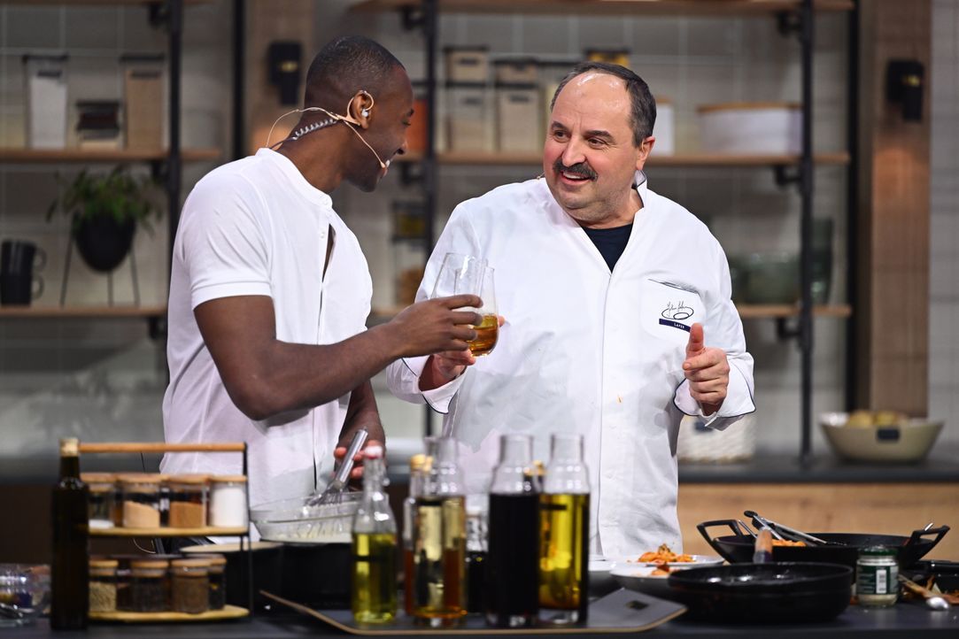 Anthony Sarpong (l.); Johann Lafer (r.) - Bildquelle: Willi Weber SAT.1 / Willi Weber