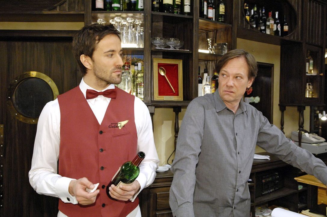 Armin (Rainer Will, r.) kann seine Eifersucht auf Georg (Peter Günther, l.) und dessen Weinwissen nur schlecht verbergen. - Bildquelle: Sat.1