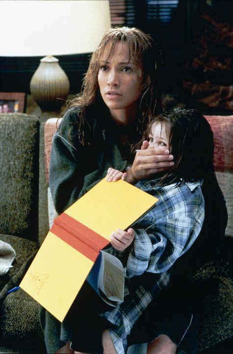 Zusammen mit ihrem Kind Gracie (Tessa Allen, r.) versucht Slim (Jennifer Lopez, r.), Mitch zu entfliehen, doch der ist ihr immer dicht auf den Ferse... - Bildquelle: 2003 Sony Pictures Television International