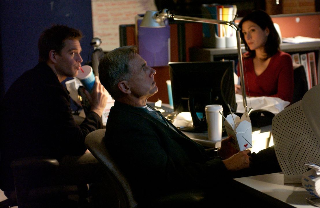 Tony (Michael Weatherly, l.), Gibbs (Mark Harmon, M.) und Kate (Sasha Alexander, r.) sind der Wahrheit auf der Spur ... - Bildquelle: CBS Television