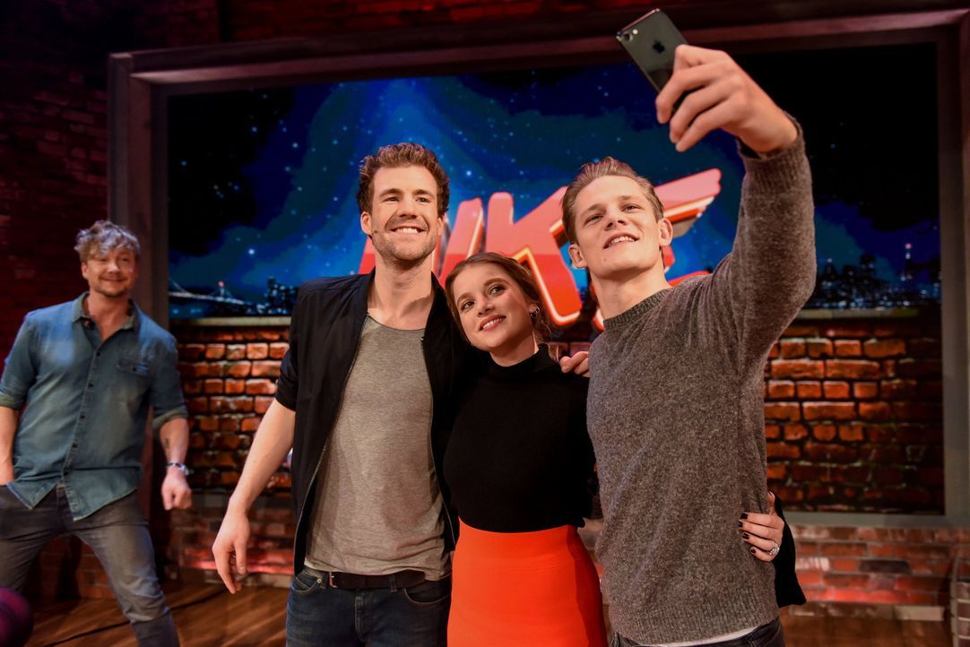 Gruppen-Selfie bei "LUKE! Die Woche und ich": Diese Woche begrüßt Luke Mockridge (2.v.l.) die beiden Schauspieler Jella Haase (2.v.r.) und Max von d... - Bildquelle: Steffen Z. Wolff SAT.1