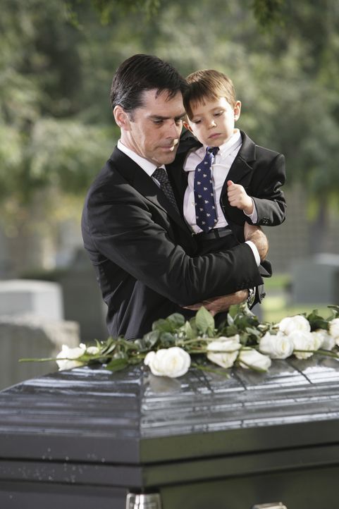 Müssen Abschied nehmen von einem geliebten Menschen: Hotch (Thomas Gibson, l.) und Jack (Cade Owens, r.) ... - Bildquelle: Touchstone Television
