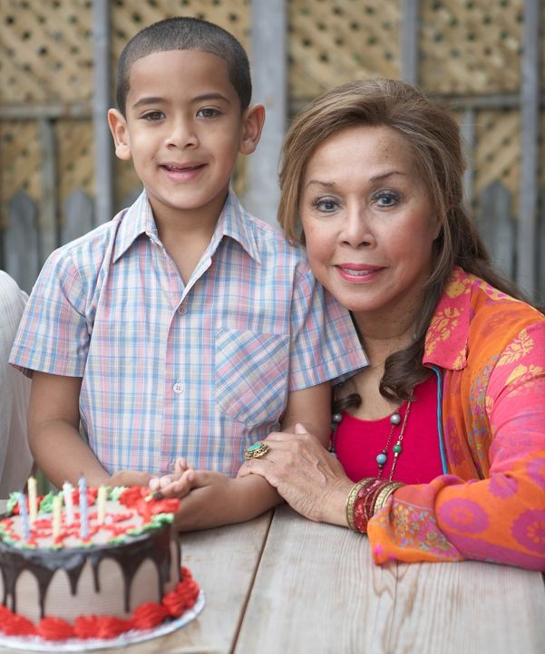 Diahann Carroll, r. feiert mit ihrem Enkel Geburtstag ... - Bildquelle: ONCE UPON A TIME FILMS, LTD. ALL RIGHTS RESERVED.