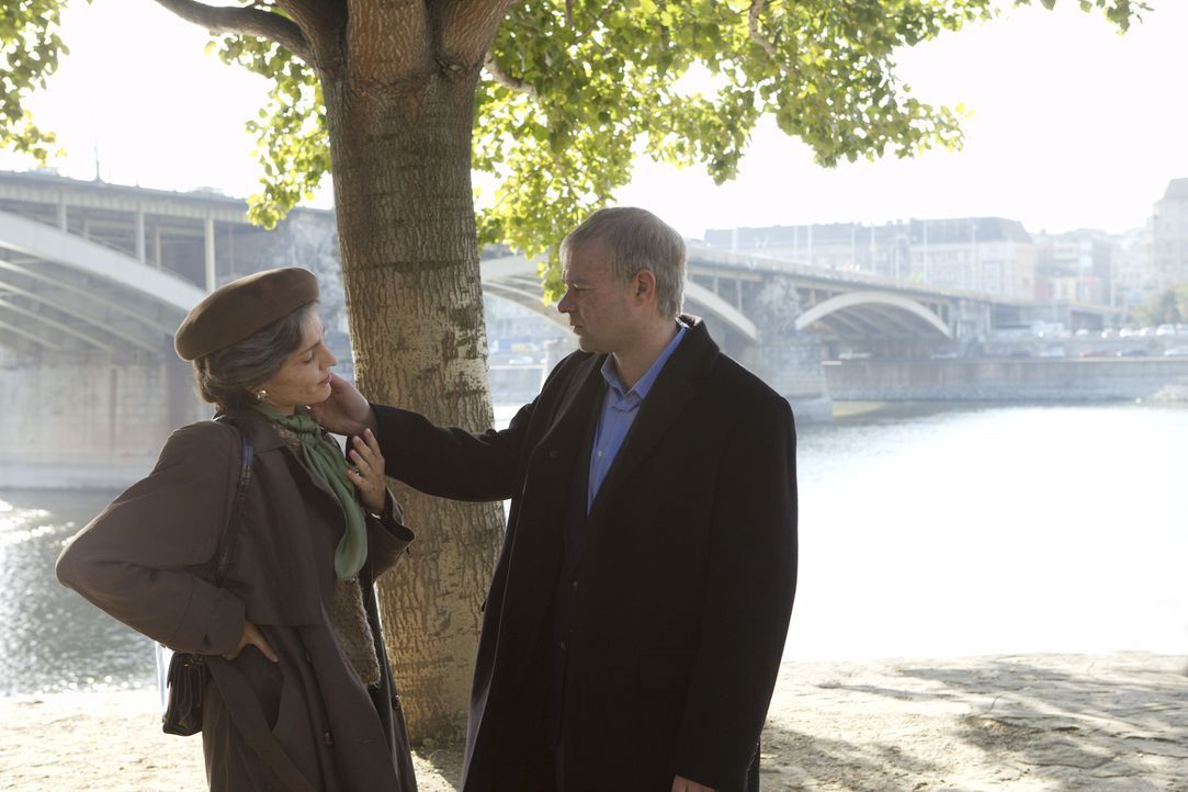 Kaum in den USA angekommen, erfährt KGB-Agent Yaevgeny Tsipin (Rory Cochrane, r.), dass seine große Liebe, die attraktive Jüdin Azalia (Erika Mar...