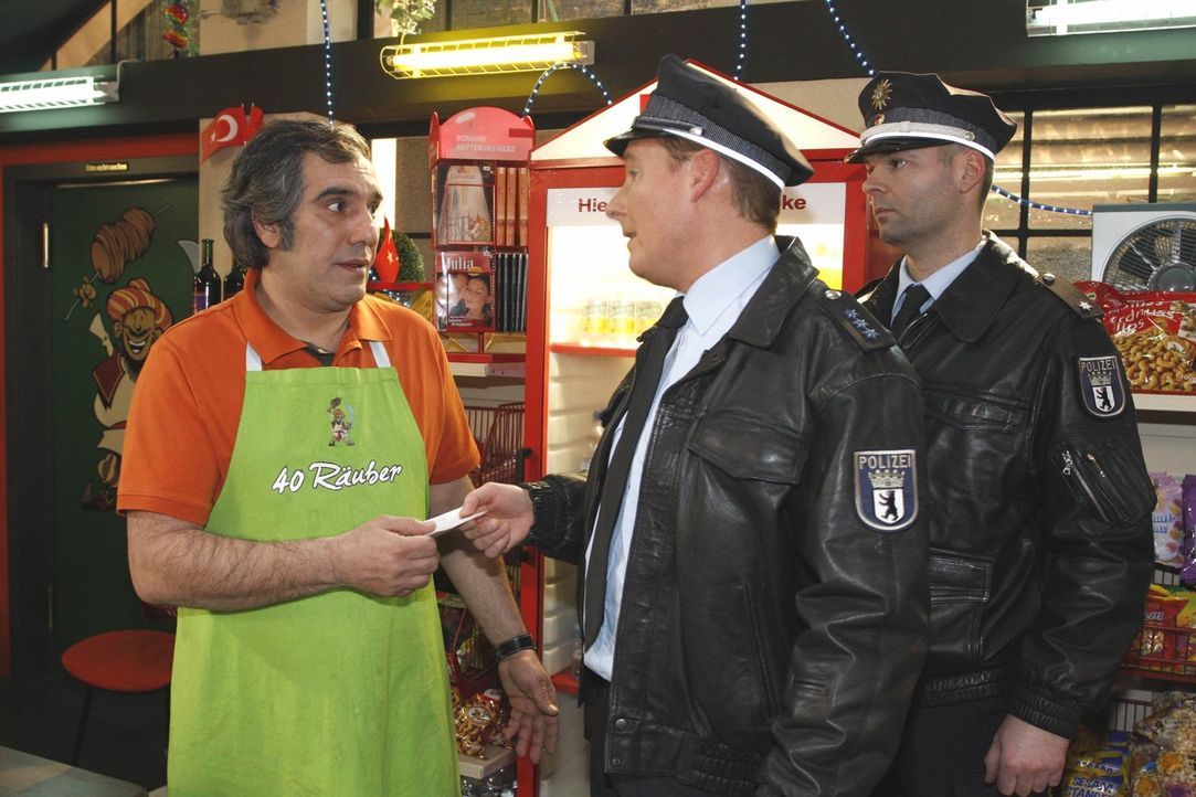 Süleyman (Hussi Kütlucan, l.) gerät unter Druck, als Polizist Moor (Sandro Preuß, l.) und ein Kollege bei ihm aufkreuzt  ... - Bildquelle: SAT.1