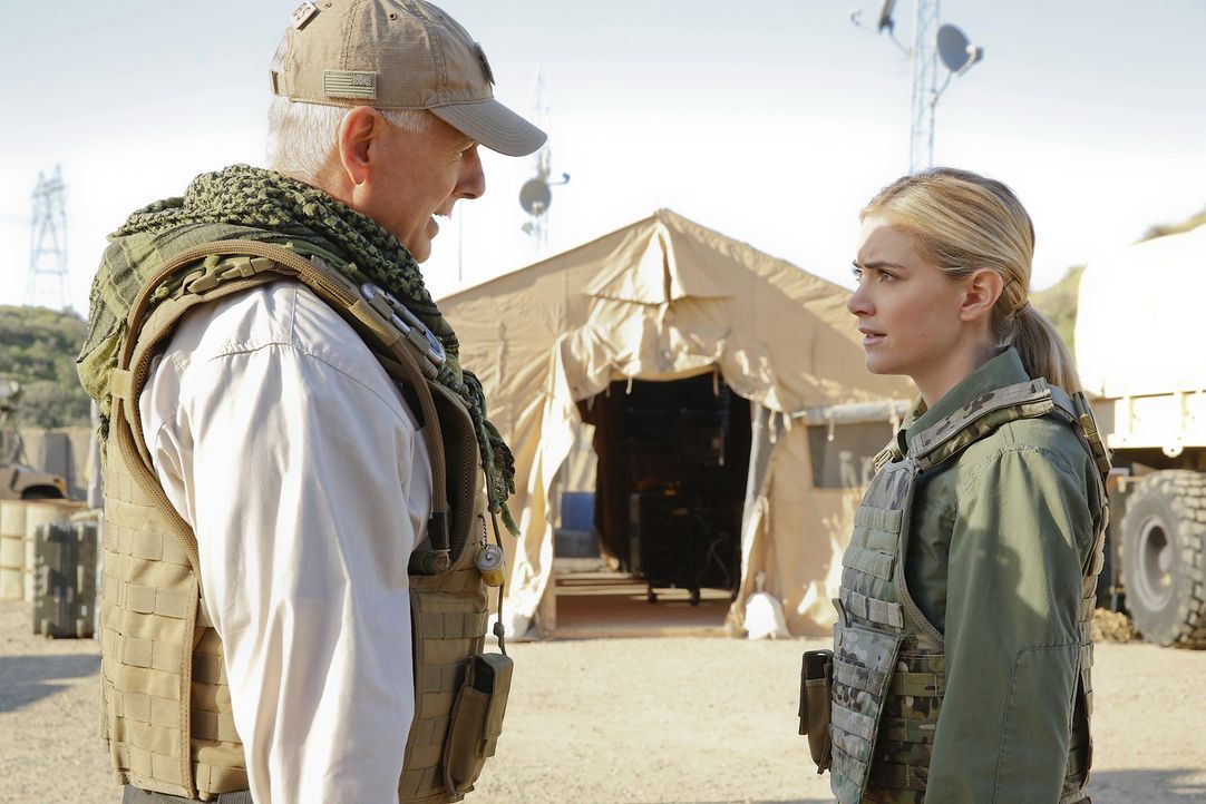 Als sich herausstellt, dass der Mord an einem Marinesoldaten mit einer Terrorgruppe in Verbindung steht, reisen Gibbs (Mark Harmon, l.) und Bishop (... - Bildquelle: Greg Gayne CBS Television