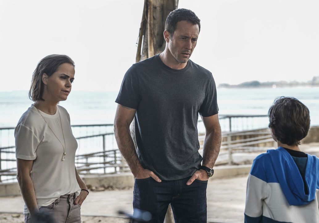 Mary McGarrett (Taryn Manning, l.); Steve McGarrett (Alex O'Loughlin, r.) - Bildquelle: Karen Neal 2019 CBS Broadcasting, Inc. All Rights Reserved / Karen Neal