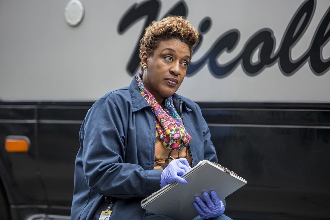Loretta (CCH Pounder) und der Rest von Prides Team untersuchen den Mord an einem Navy-Offizier. Bei ihren Ermittlungen entdecken sie einen möglichen... - Bildquelle: Skip Bolen 2016 CBS Broadcasting, Inc. All Rights Reserved