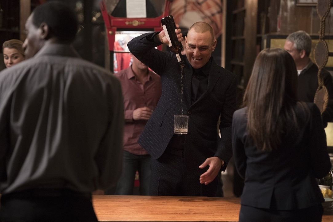 Gunter Gustafsen (Vinnie Jones) von Cameron Blacks Bühnenshowteam stößt mit dem FBI auf den Erfolg an - aber natürlich lässt er sich auch hier einen... - Bildquelle: Warner Bros.