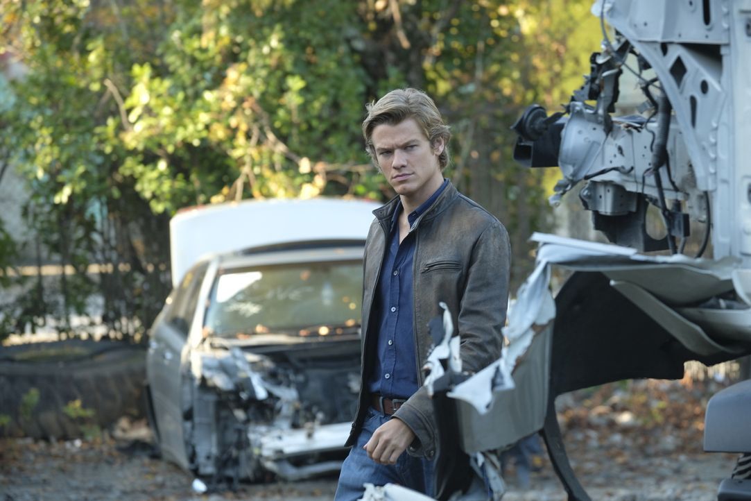 MacGyver (Lucas Till) glaubt, dass seine Ex-Freundin Nikki Carpenter hinter dem Auftragskiller steckt. Doch hat sie es wirklich auf sein Leben abges... - Bildquelle: 2016 CBS Broadcasting, Inc. All Rights Reserved