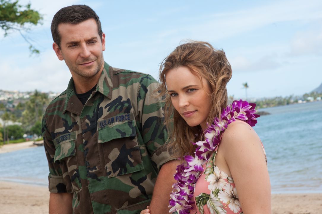 Auf Hawaii trifft Brian (Bradley Cooper, l.) auch wieder auf seine alte Liebe, Tracy (Rachel McAdams, r.). Unglücklicherweise hegt er für die inzwis... - Bildquelle: 2015 Columbia Pictures Industries, Inc. All Rights Reserved.